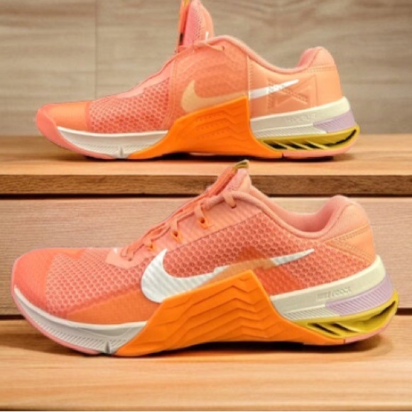 Nike women’s metcon size 10 - Picture 3 of 4